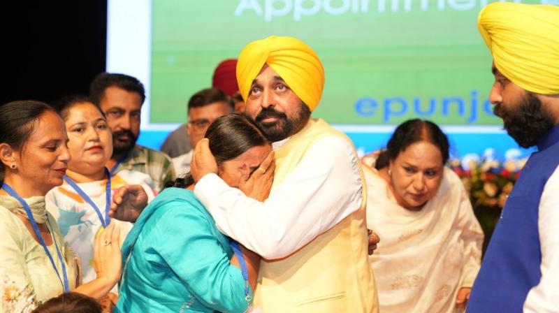 The teacher cried in the arms of Chief Minister Bhagwant Mann The teacher cried in the arms of Chief Minister Bhagwant Mann