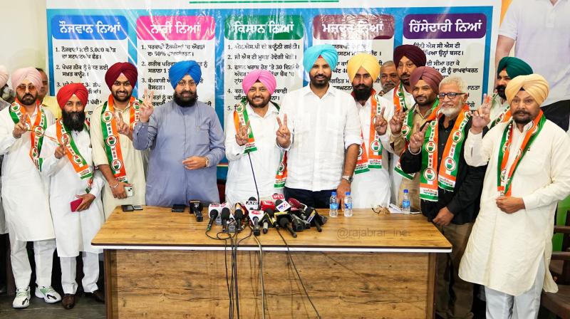ਪੱਤਰਕਾਰਾਂ ਨਾਲ ਗੱਲਬਾਤ ਕਰਦੇ ਹੋਏ ਰਾਜ ਵੜਿੰਗ ਅਤੇ ਹੋਰ ਪੱਤਰਕਾਰਾਂ ਨਾਲ ਗੱਲਬਾਤ ਕਰਦੇ ਹੋਏ ਰਾਜ ਵੜਿੰਗ ਅਤੇ ਹੋਰ
