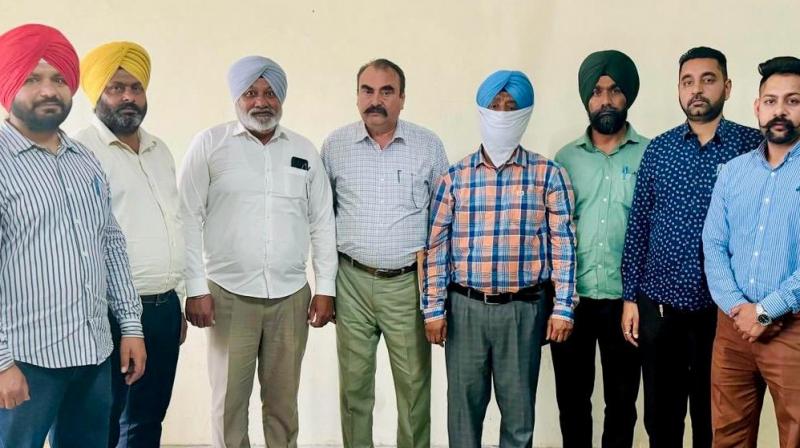 Punjab News: Reader of SP of Gurdaspur caught taking bribe of Rs 5,000 Punjab News: Reader of SP of Gurdaspur caught taking bribe of Rs 5,000