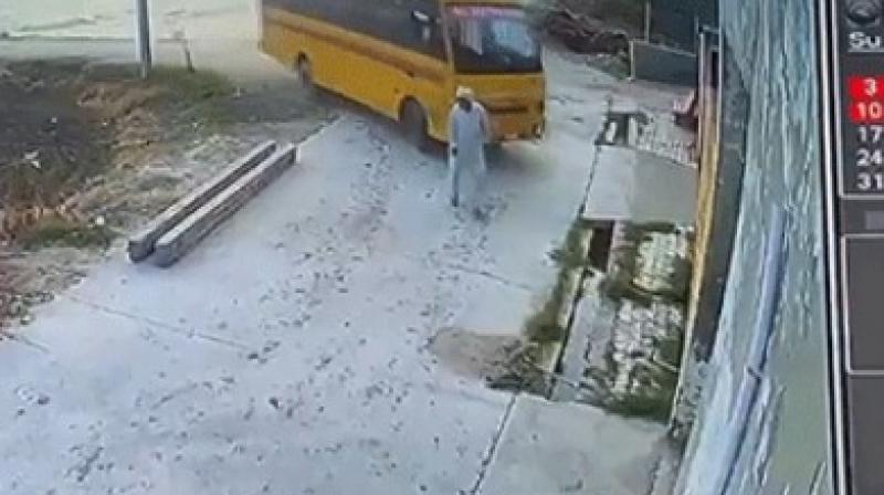 Elderly man crushed by private school bus, died on the way to hospital Elderly man crushed by private school bus, died on the way to hospital