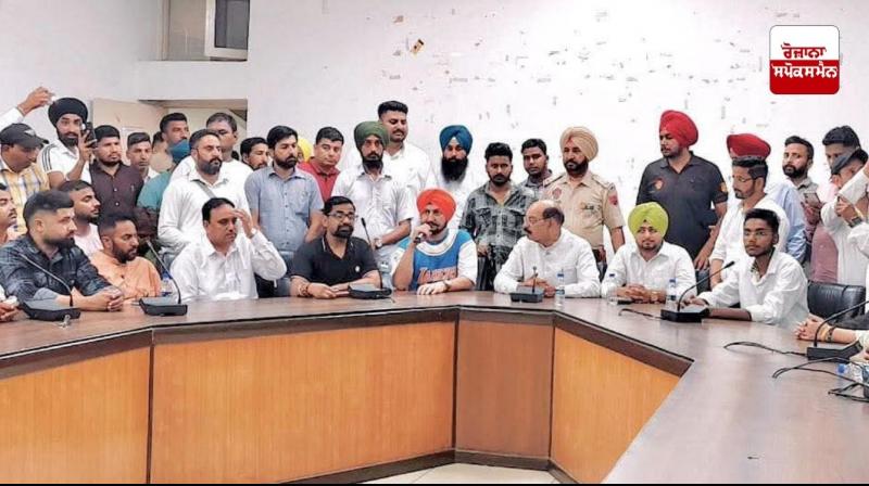 ਕੈਬਨਿਟ ਮੰਤਰੀ ਮੋਹਿੰਦਰ ਭਗਤ ਜਲੰਧਰ ’ਚ ਦੋਆਬਾ ਜ਼ੋਨ ਦੀ ਮੀਟਿੰਗ ਕਰਦੇ ਹੋਏ ਕੈਬਨਿਟ ਮੰਤਰੀ ਮੋਹਿੰਦਰ ਭਗਤ ਜਲੰਧਰ ’ਚ ਦੋਆਬਾ ਜ਼ੋਨ ਦੀ ਮੀਟਿੰਗ ਕਰਦੇ ਹੋਏ