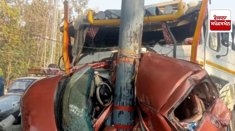 Truck causes havoc due to brake failure, hits 3 cars, 2 dead Truck causes havoc due to brake failure, hits 3 cars, 2 dead