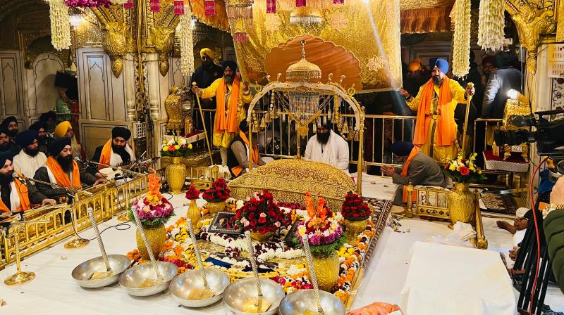 On the occasion of Guru Gobind Singh Ji's birth anniversary, a large number of devotees paid obeisance at Darbar Sahib On the occasion of Guru Gobind Singh Ji's birth anniversary, a large number of devotees paid obeisance at Darbar Sahib
