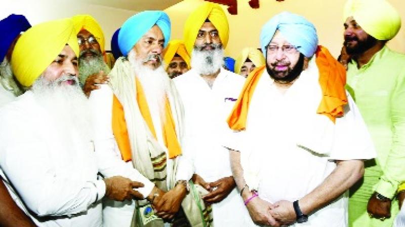 Captain Amarinder Singh With Others Captain Amarinder Singh With Others