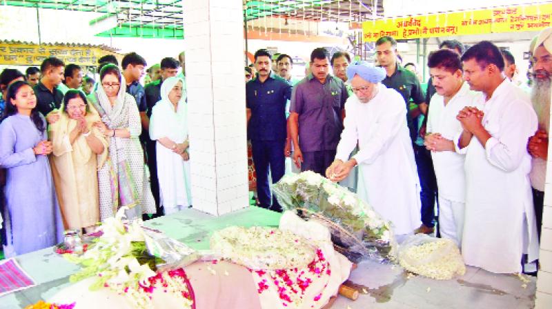 Former PM Manmohan Singh Paying tributes to Surinder Singla Former PM Manmohan Singh Paying tributes to Surinder Singla