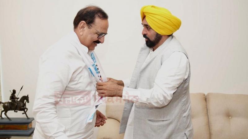 Former BJP MLA from Abohar Arun Narang joins AAP Former BJP MLA from Abohar Arun Narang joins AAP