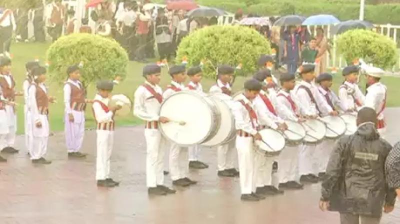 Bhopal school children paid tribute to martyrs amidst heavy rain Bhopal school children paid tribute to martyrs amidst heavy rain