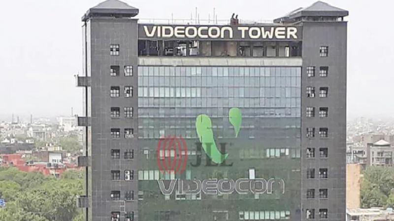 Two laborers die due to falling from the tenth floor of a building in Delhi Two laborers die due to falling from the tenth floor of a building in Delhi