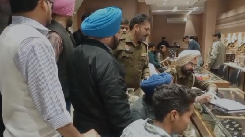 Shots fired at a jewelery shop in Mohali News in punjabi Shots fired at a jewelery shop in Mohali News in punjabi
