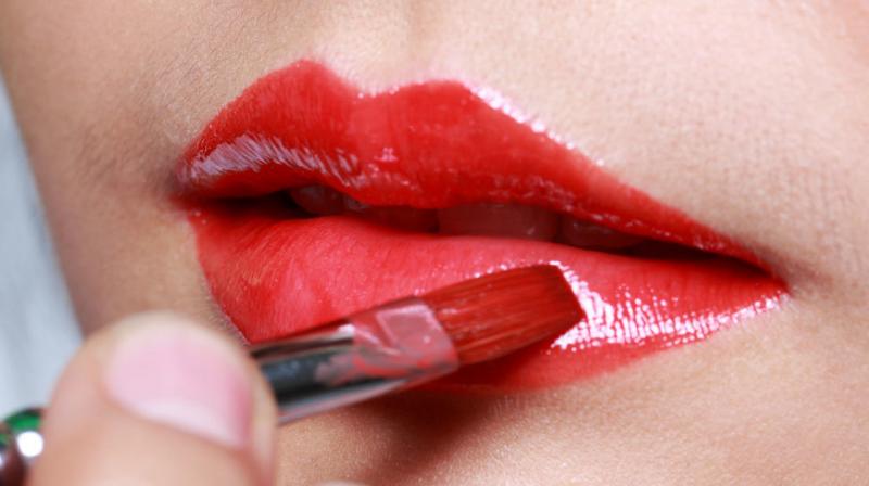 Mixing intoxicant chocolate in lipstick Mixing intoxicant chocolate in lipstick