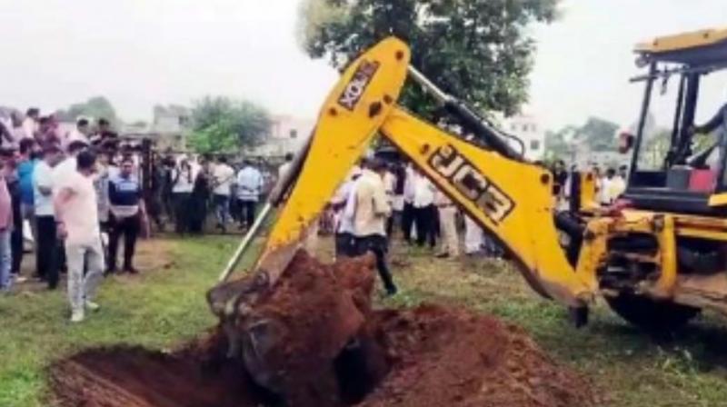 Two-and-a-half-year-old innocent girl fell into 600 feet deep borewell in Dausa, rescue operation continues Two-and-a-half-year-old innocent girl fell into 600 feet deep borewell in Dausa, rescue operation continues