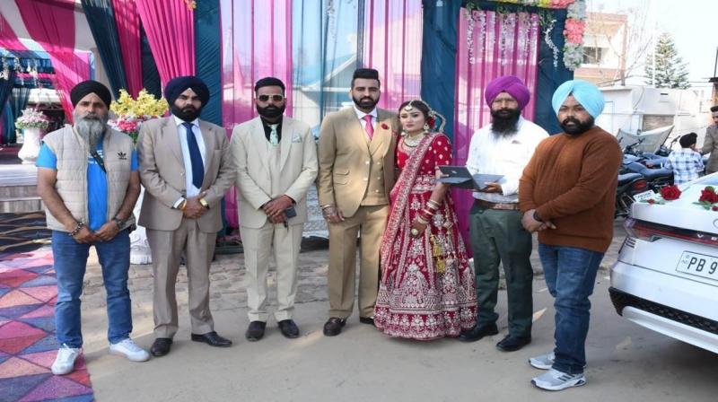 The newly wedded couple received the marriage registration certificate just 5 minutes after the Anand ceremonyJagraon The newly wedded couple received the marriage registration certificate just 5 minutes after the Anand ceremonyJagraon