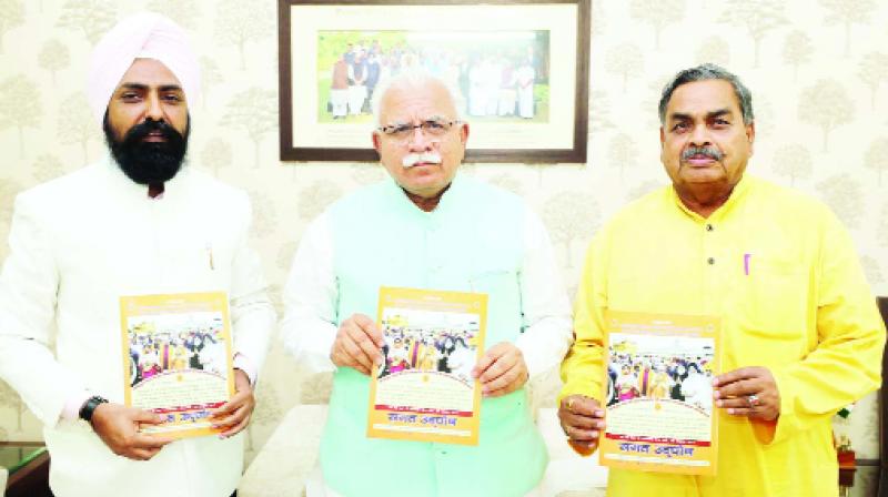 Manohar Lal Khattar with Sikh Sangat Leaders Manohar Lal Khattar with Sikh Sangat Leaders
