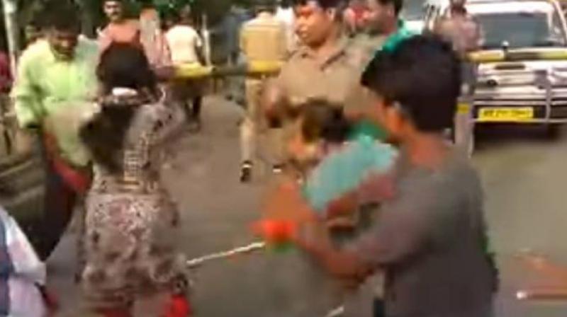  BJP's female supporters badly hit the goons of Trinamool supporters