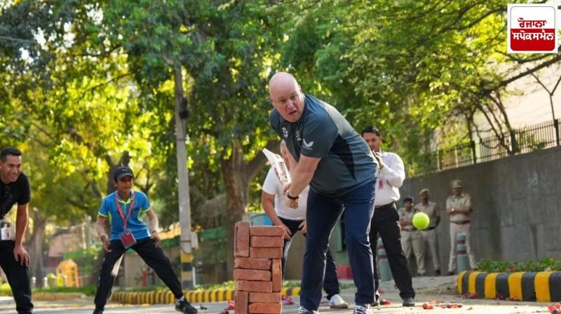 New Zealand PM Luxon plays street cricket with children in Delhi New Zealand PM Luxon plays street cricket with children in Delhi