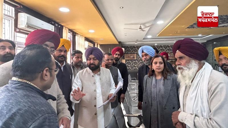 Revenue Minister Hardeep Singh Mundian conducts surprise check of Bathinda Tehsil Office Revenue Minister Hardeep Singh Mundian conducts surprise check of Bathinda Tehsil Office
