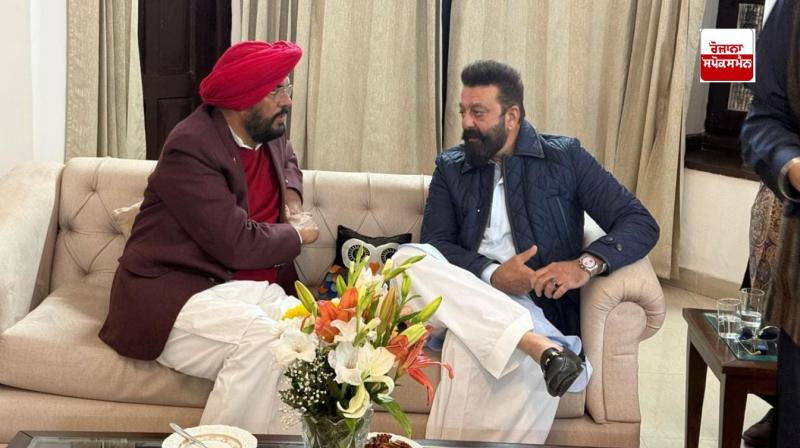 ਬਾਲੀਵੁੱਡ ਅਦਾਕਾਰ ਸੰਜੇ ਦੱਤ ਨਾਲ ਕੈਬਨਿਟ ਮੰਤਰੀ ਕੁਲਦੀਪ ਸਿੰਘ ਧਾਲੀਵਾਲ ਗੱਲਬਾਤ ਕਰਦੇ ਹੋਏ ਬਾਲੀਵੁੱਡ ਅਦਾਕਾਰ ਸੰਜੇ ਦੱਤ ਨਾਲ ਕੈਬਨਿਟ ਮੰਤਰੀ ਕੁਲਦੀਪ ਸਿੰਘ ਧਾਲੀਵਾਲ ਗੱਲਬਾਤ ਕਰਦੇ ਹੋਏ