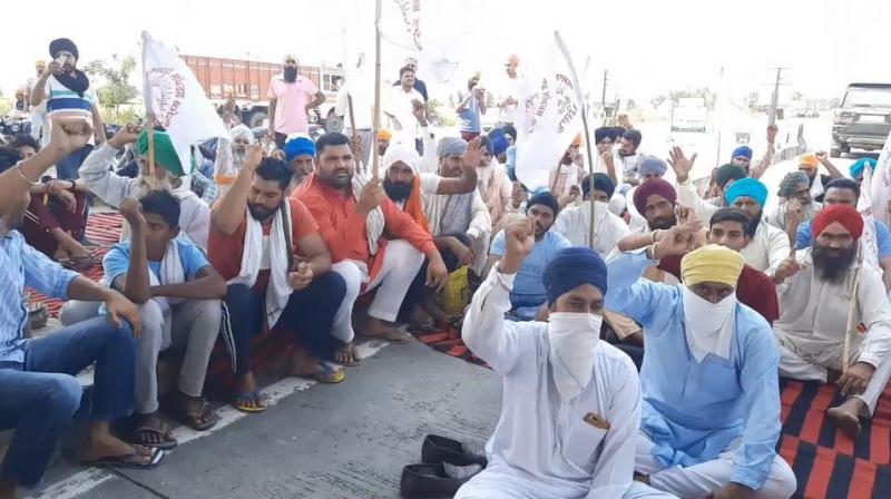 Toll Plaza NH-54 closed by farmers' against agriculture law