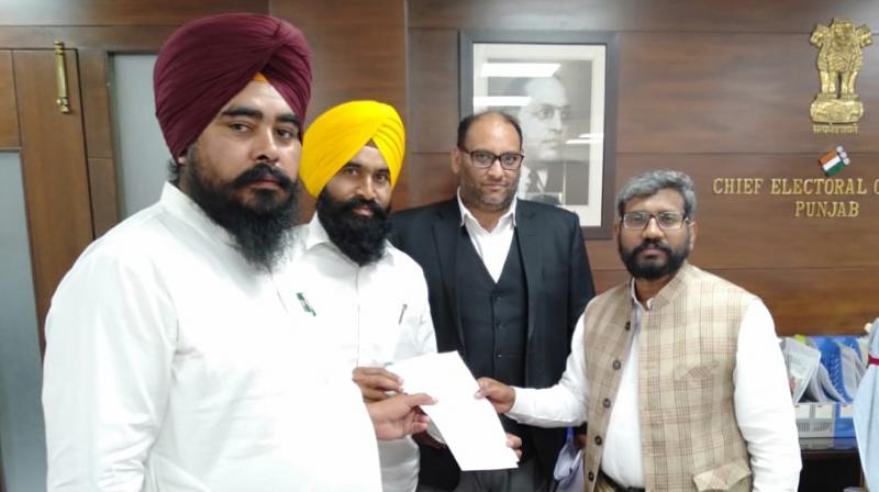 AAP leaders Complaint against Ropar DC AAP leaders Complaint against Ropar DC