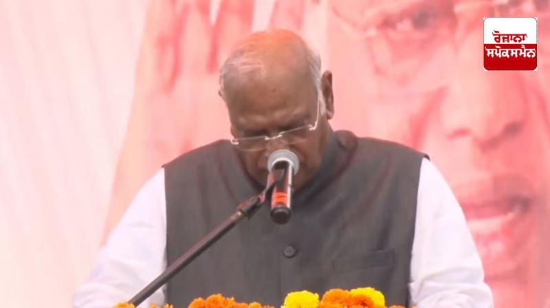 Mallikarjun Kharge: Mallikarjun Kharge's deteriorating health while giving a speech on stage, then said - will not die so soon Mallikarjun Kharge: Mallikarjun Kharge's deteriorating health while giving a speech on stage, then said - will not die so soon