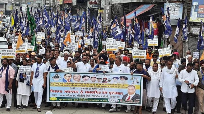 BSP's elephant landed on the streets to wake up the BJP from the sleep of Kumbakarn BSP's elephant landed on the streets to wake up the BJP from the sleep of Kumbakarn