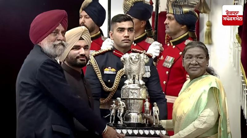 President Draupadi Murmu honours Chandigarh University with “Maaka Trophy-2024” President Draupadi Murmu honours Chandigarh University with “Maaka Trophy-2024”
