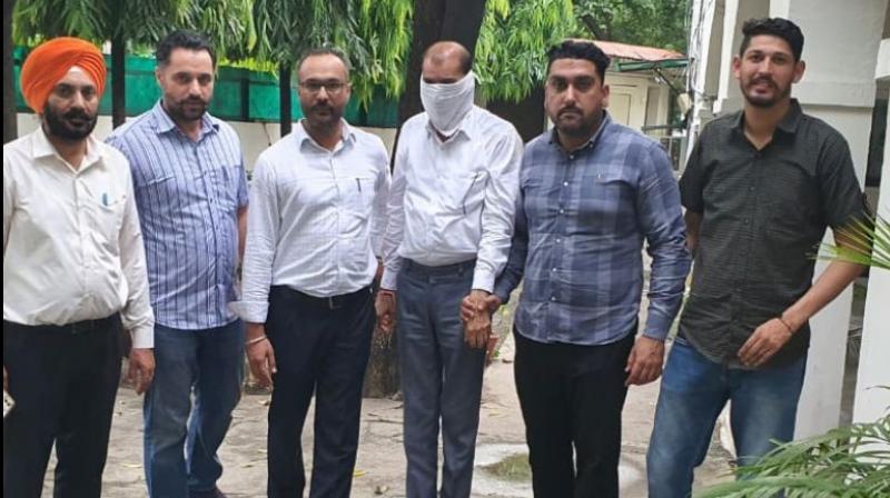 SDO caught taking bribe of 2 lakh rupees by Vigilance SDO caught taking bribe of 2 lakh rupees by Vigilance