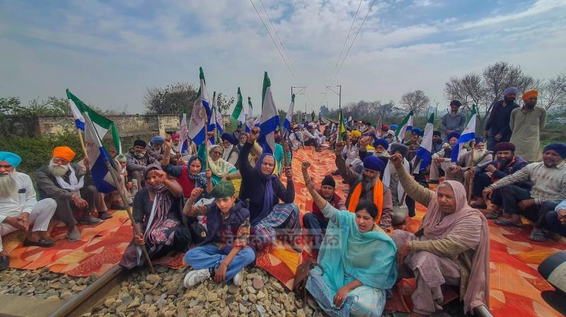 Farmers' stage four-hour ‘rail roko’ protest Farmers' stage four-hour ‘rail roko’ protest