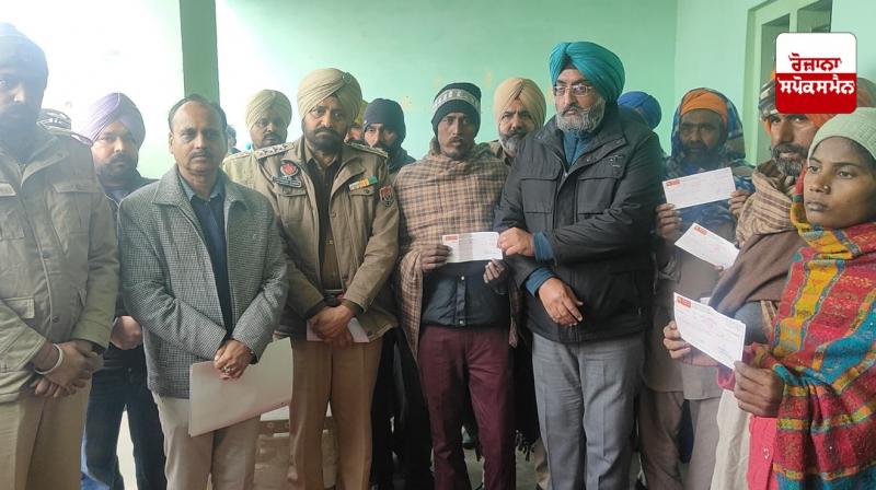 SKM ਬਠਿੰਡਾ, DSP ਨੇ ਪੀੜਤਾਂ ਨੂੰ 50-50 ਹਜ਼ਾਰ ਰਾਸ਼ੀ ਦੇ ਚੈੱਕ ਭੇਟ ਕਰਦੇ ਹੋਏ SKM ਬਠਿੰਡਾ, DSP ਨੇ ਪੀੜਤਾਂ ਨੂੰ 50-50 ਹਜ਼ਾਰ ਰਾਸ਼ੀ ਦੇ ਚੈੱਕ ਭੇਟ ਕਰਦੇ ਹੋਏ