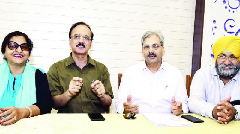Office interacting with the journalists. Office interacting with the journalists.