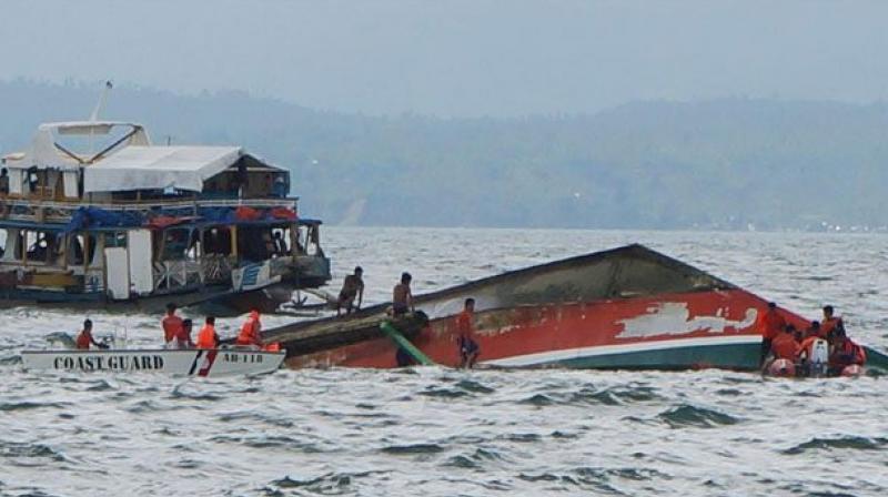 Overturned boat in the Philippines, 28 people rescued, 4 missing Overturned boat in the Philippines, 28 people rescued, 4 missing
