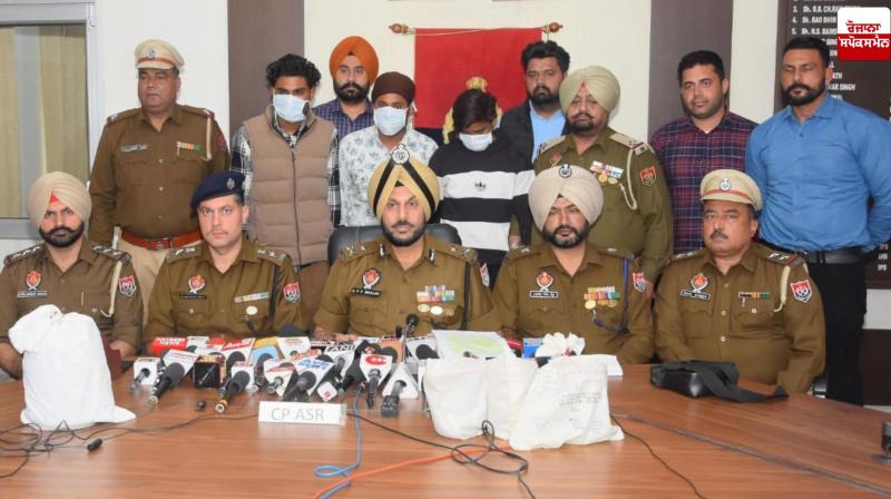 Police arrest four drug smugglers including a minor from Amritsar, recover 4 kg heroin Police arrest four drug smugglers including a minor from Amritsar, recover 4 kg heroin