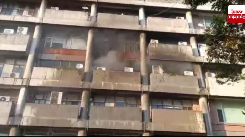 Chandigarh News: Fire breaks out on the third floor of Sector 17 New Haryana Secretariat Chandigarh News: Fire breaks out on the third floor of Sector 17 New Haryana Secretariat
