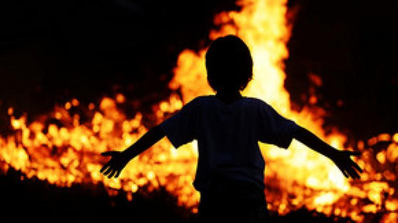 Kalyugi mother set fire to her own child Kalyugi mother set fire to her own child