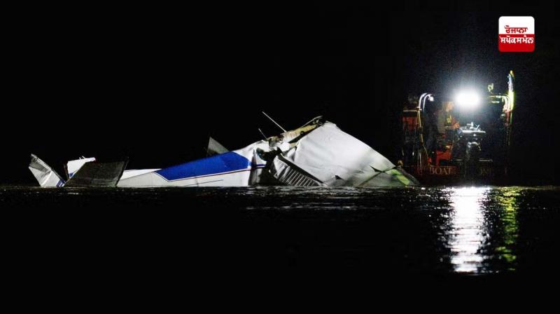 America: Plane crashes and sinks in water during accident, three dead America: Plane crashes and sinks in water during accident, three dead