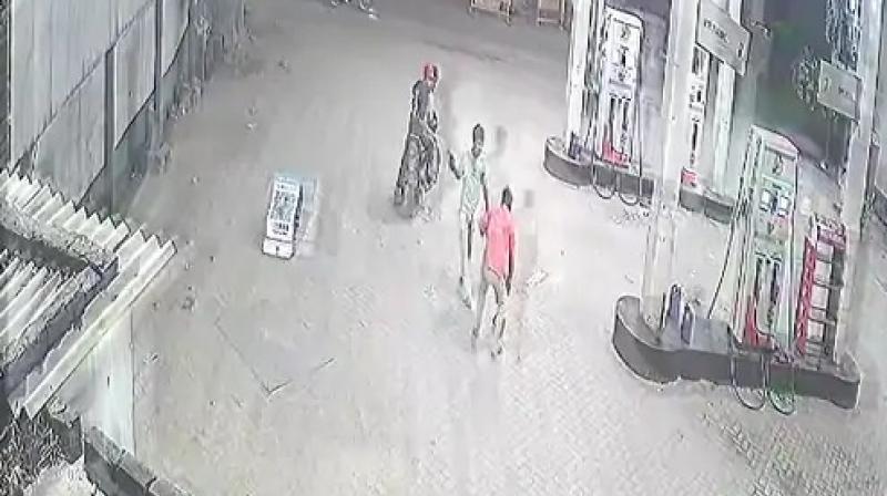 11 thousand looted at gun point in Amritsar 11 thousand looted at gun point in Amritsar