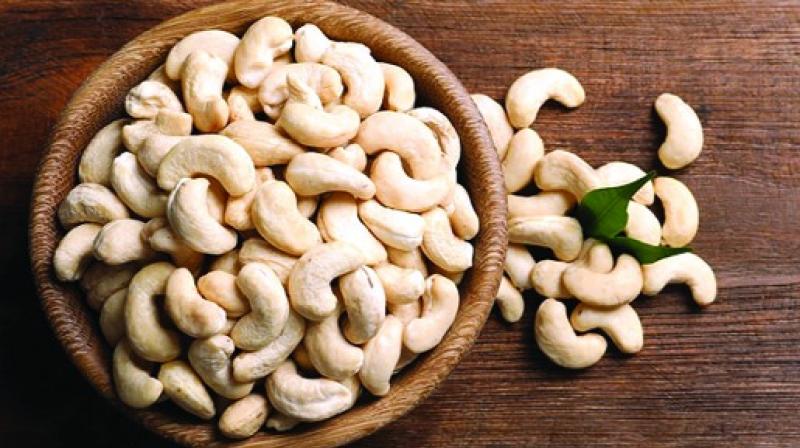 Cashew nuts keep the heart healthy and also cure digestive problems Cashew nuts keep the heart healthy and also cure digestive problems