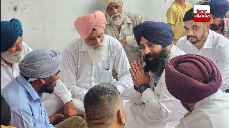 Cabinet Minister Harjot Singh Bains expressed his condolences to the family of martyr Lance Naik Printpal Singh. Cabinet Minister Harjot Singh Bains expressed his condolences to the family of martyr Lance Naik Printpal Singh.