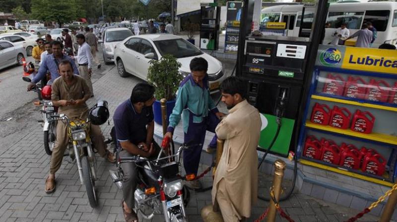 Petrol prices reach Rs 160 per liter in Pakistan