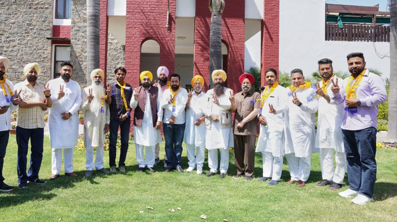 Many senior Akali and Congress leaders of Bathinda joined the Aam Aadmi Party Many senior Akali and Congress leaders of Bathinda joined the Aam Aadmi Party