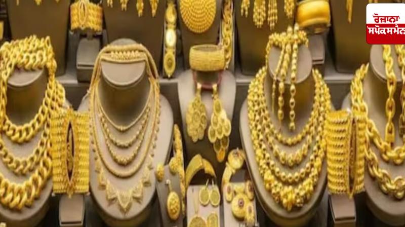 Gold slips from record levels, becomes cheaper by Rs 2400 today Gold slips from record levels, becomes cheaper by Rs 2400 today