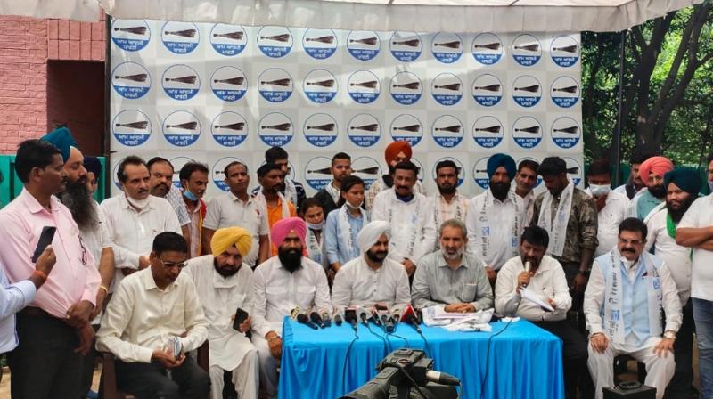 Hundreds of Congress leaders and volunteers join AAP