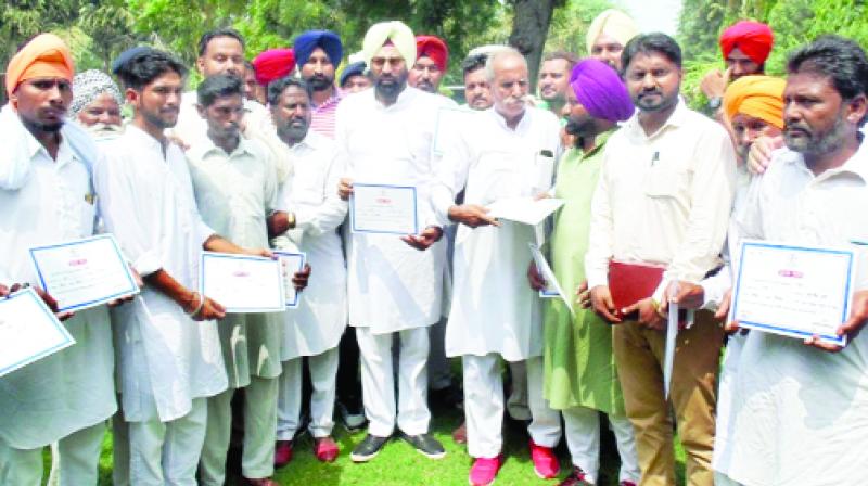 Cabinet Minister Sodhi distributed the certificates to beneficiaries.