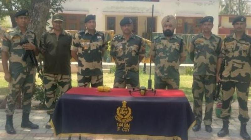 BSF ਦੇ ਜਵਾਨ ਜਾਣਕਾਰੀ ਦਿੰਦੇ ਹੋਏ BSF ਦੇ ਜਵਾਨ ਜਾਣਕਾਰੀ ਦਿੰਦੇ ਹੋਏ