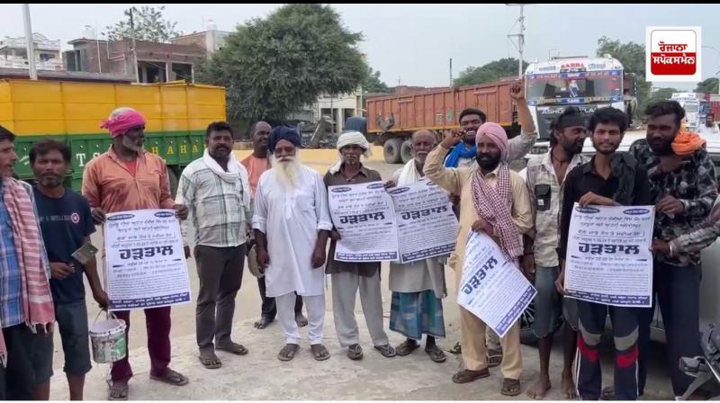 ਮੰਡੀ ਮਜ਼ਦੂਰ ਮੰਗਾਂ ਨੂੰ ਲੈ ਕੇ ਰੋਸ ਪ੍ਰਦਰਸ਼ਨ ਕਰਦੇ ਹੋਏ ਮੰਡੀ ਮਜ਼ਦੂਰ ਮੰਗਾਂ ਨੂੰ ਲੈ ਕੇ ਰੋਸ ਪ੍ਰਦਰਸ਼ਨ ਕਰਦੇ ਹੋਏ