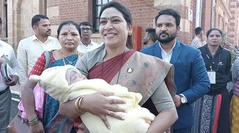 Saroj Ahire Wagh arrives with newborn son to attend Maharashtra Assembly Winter Session Saroj Ahire Wagh arrives with newborn son to attend Maharashtra Assembly Winter Session