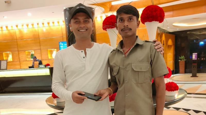 Taxi Driver Returns Mobile Phone That Man Forgot In His Cab, Wins Hearts Taxi Driver Returns Mobile Phone That Man Forgot In His Cab, Wins Hearts