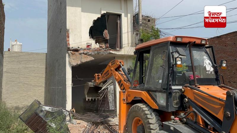 Punjab News: Intensifying anti-drug operation, houses of two drug smugglers demolished in Ludhiana Punjab News: Intensifying anti-drug operation, houses of two drug smugglers demolished in Ludhiana