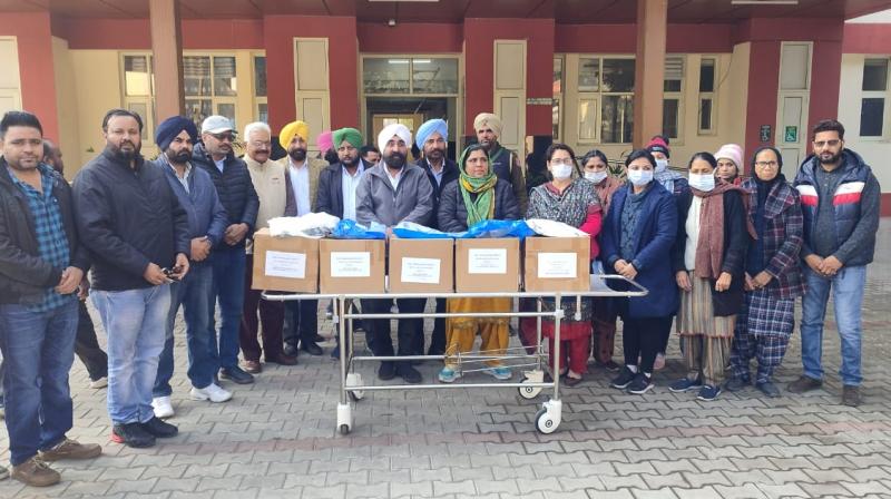 Five ventilators were presented to the civil hospital on the occasion of Martyrdom Day for the sake of MLA Manunke Five ventilators were presented to the civil hospital on the occasion of Martyrdom Day for the sake of MLA Manunke