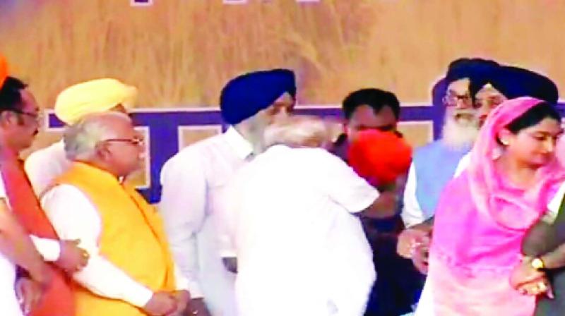 Modi lifting Turban like a hat Modi lifting Turban like a hat